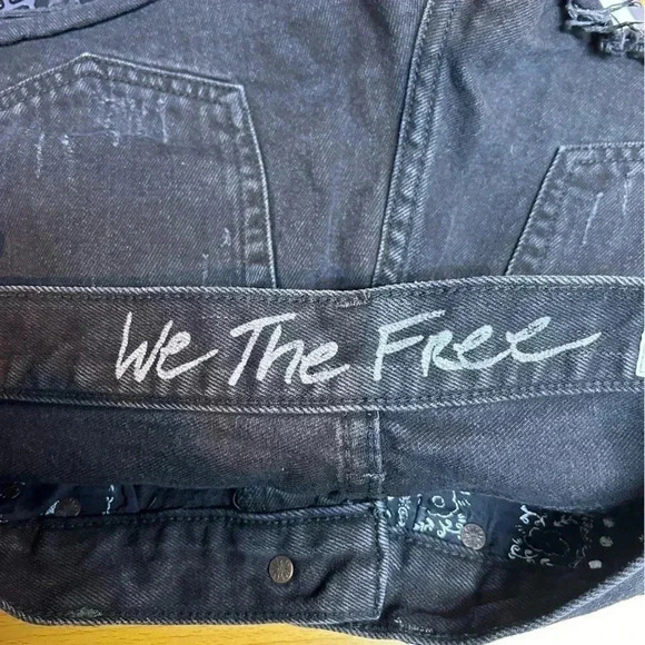 We  The Free Shorts - Picture 3 of 6